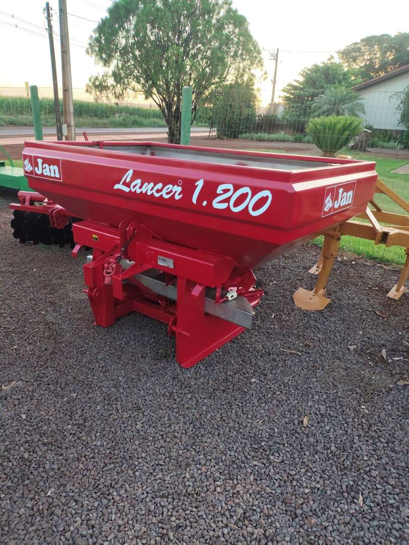 IMPLEMENTOS AGRICOLAS DISTRIBUIDOR FERTILIZANTES DISCO DUPLO ANO 2002 de Auto Máquinas Palotina no Paraná