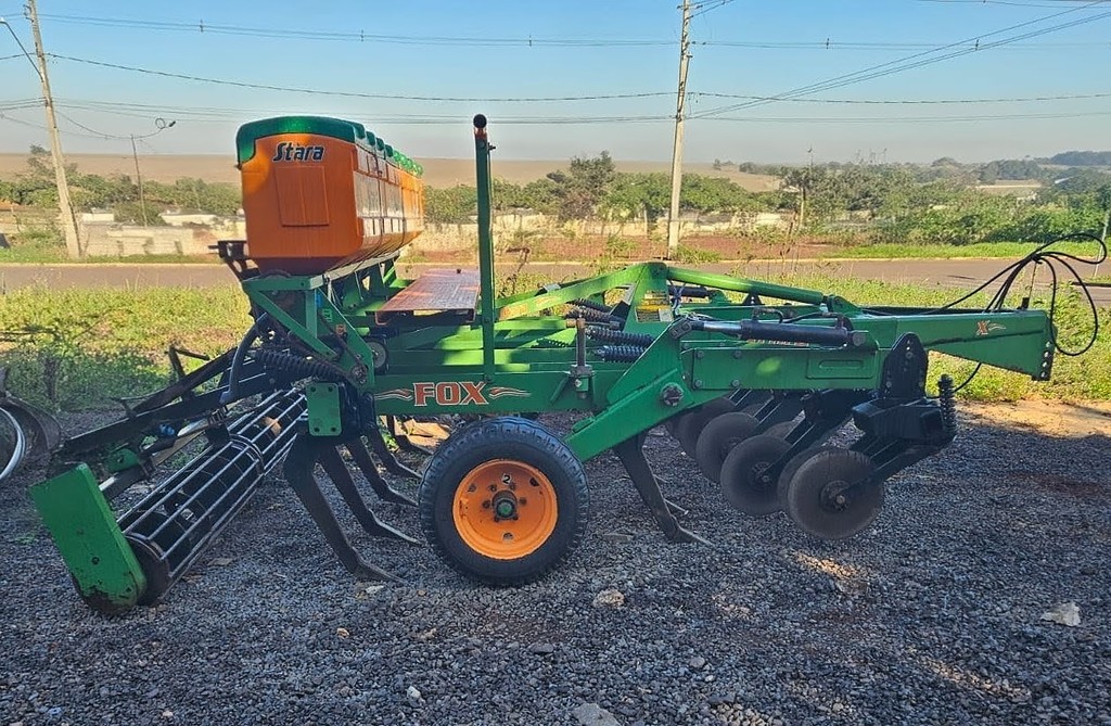 IMPLEMENTOS AGRICOLAS ESCARIFICADOR 11 HASTES DISCO CORTE ANO 2012 de Auto Máquinas Palotina no Paraná