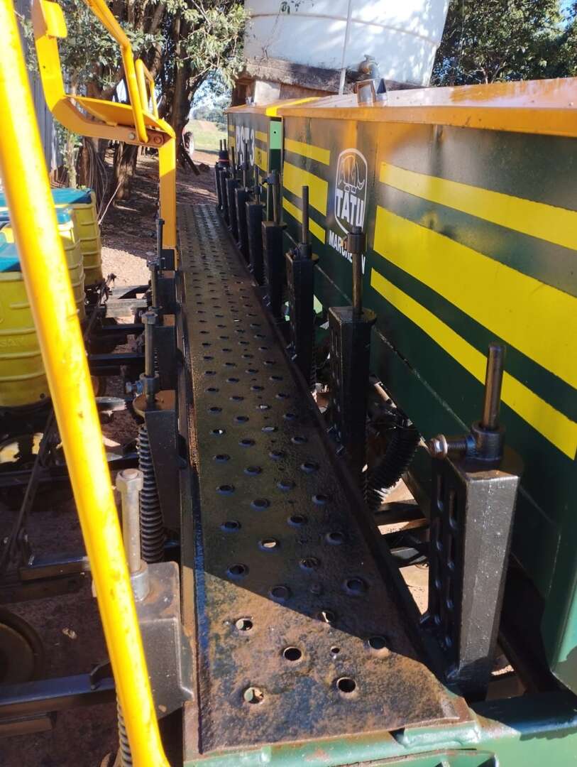 PLANTADEIRA TATU PST 3 ANO 2004 de Auto Máquinas Palotina no Paraná