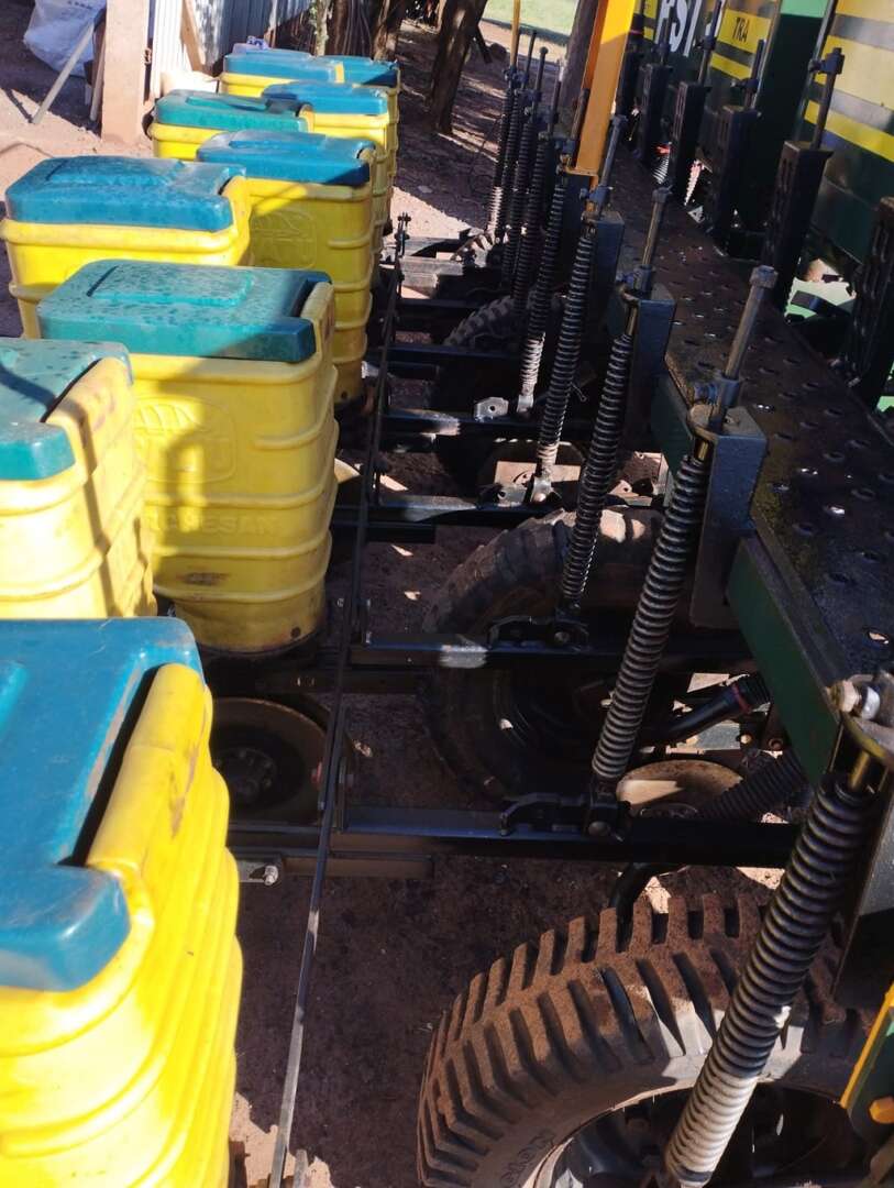 PLANTADEIRA TATU PST 3 ANO 2004 de Auto Máquinas Palotina no Paraná