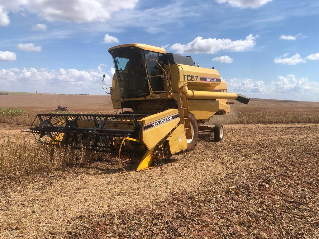 COLHEITADEIRA NEW HOLLAND TC 57 ANO 1993 de Auto Máquinas Palotina no Paraná
