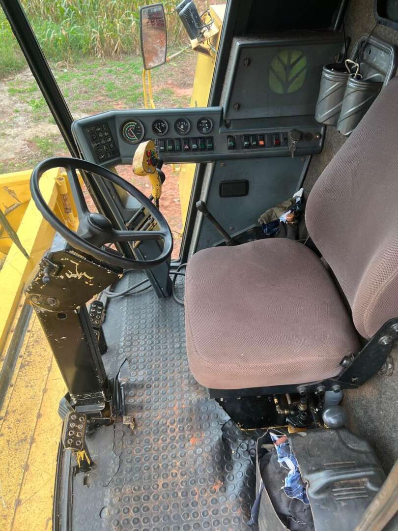 COLHEITADEIRA NEW HOLLAND TC 57 ANO 1993 de Auto Máquinas Palotina no Paraná