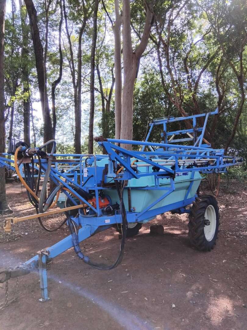 PULVERIZADOR BERTHOUD 2000 Litros ANO 1994 de Auto Máquinas Palotina no Paraná