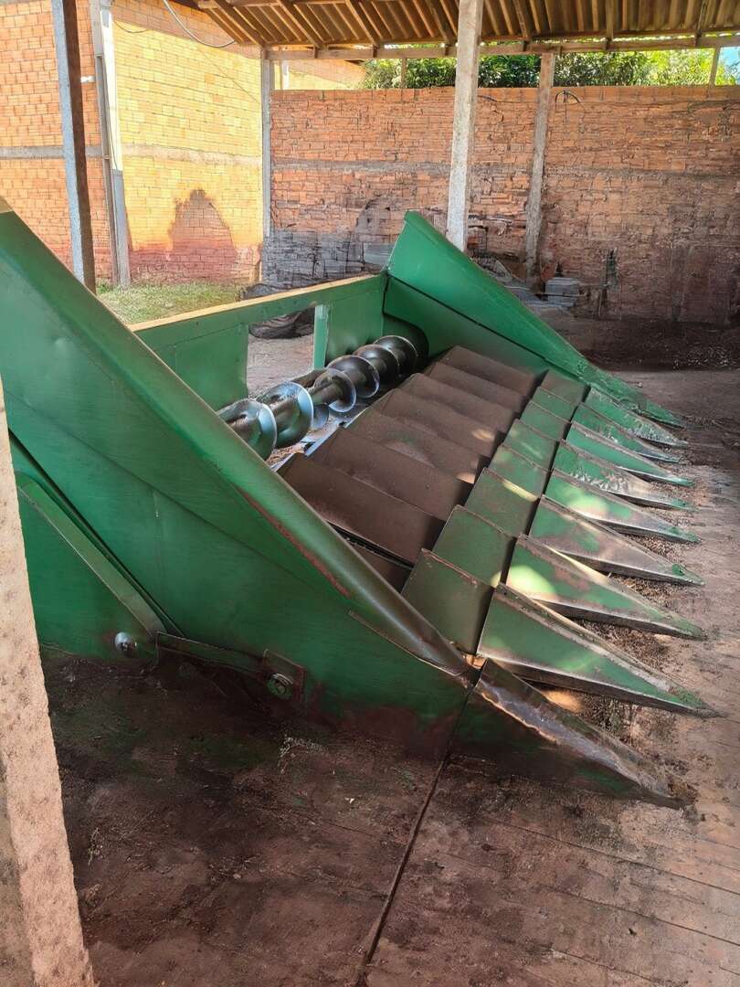 PLATAFORMA COLHEITADEIRA JOHN DEERE SERIE 300 ANO 1994 de Auto Máquinas Palotina no Paraná