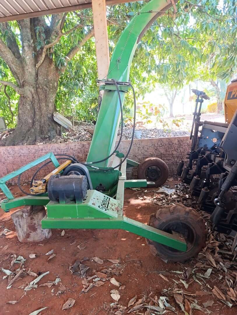 IMPLEMENTOS AGRICOLAS ENSILADEIRA COLHEDORA DE CAPIM ANO 2015 de Auto Máquinas Palotina no Paraná