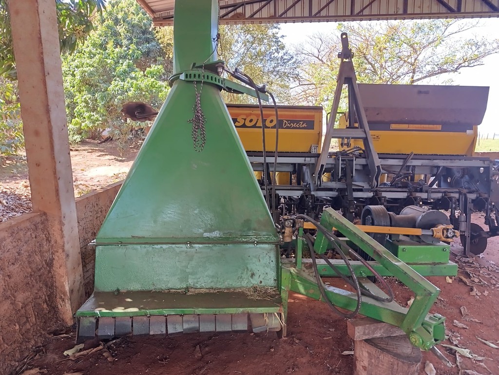 IMPLEMENTOS AGRICOLAS ENSILADEIRA COLHEDORA DE CAPIM ANO 2015 de Auto Máquinas Palotina no Paraná