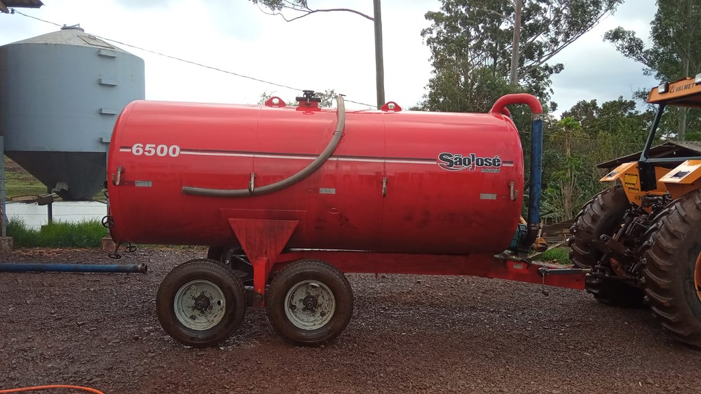 IMPLEMENTOS AGRICOLAS DISTRIBUIDOR ADUBO ORGÂNICO LÍQUIDO ANO 2018 de Auto Máquinas Palotina no Paraná