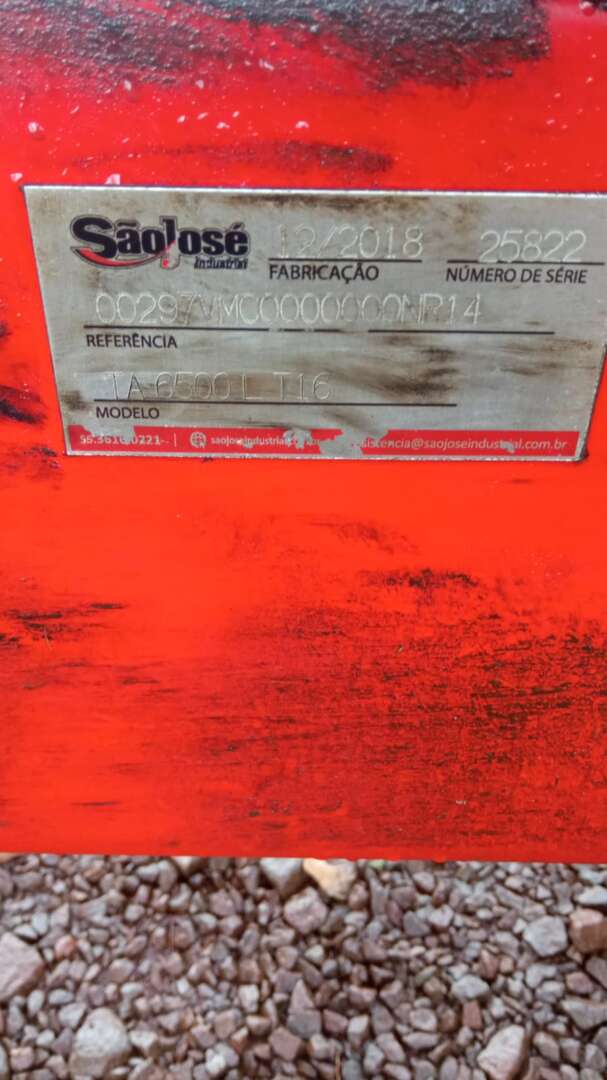 IMPLEMENTOS AGRICOLAS DISTRIBUIDOR ADUBO ORGÂNICO LÍQUIDO ANO 2018 de Auto Máquinas Palotina no Paraná