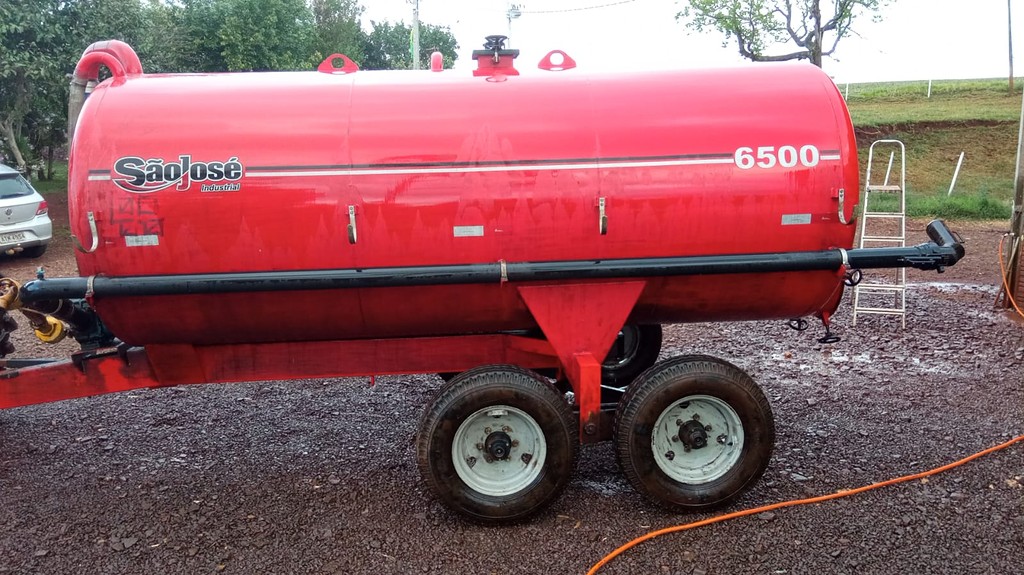 IMPLEMENTOS AGRICOLAS DISTRIBUIDOR ADUBO ORGÂNICO LÍQUIDO ANO 2018 de Auto Máquinas Palotina no Paraná