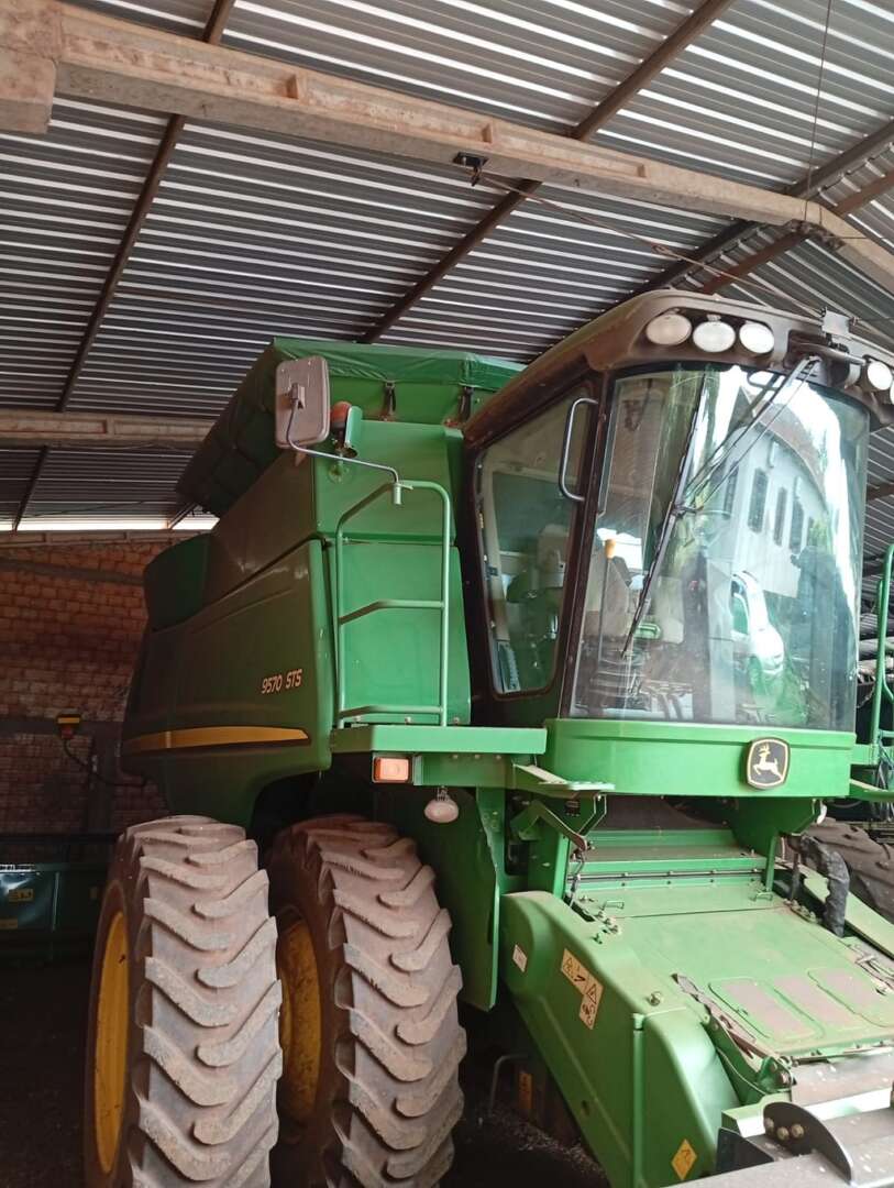 COLHEITADEIRA JONH DEERE JOHN DEERE 9570 STS ANO 2013 de Auto Máquinas Palotina no Paraná