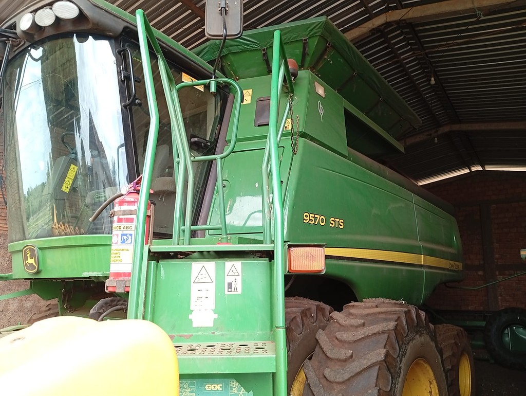 COLHEITADEIRA JONH DEERE JOHN DEERE 9570 STS ANO 2013 de Auto Máquinas Palotina no Paraná