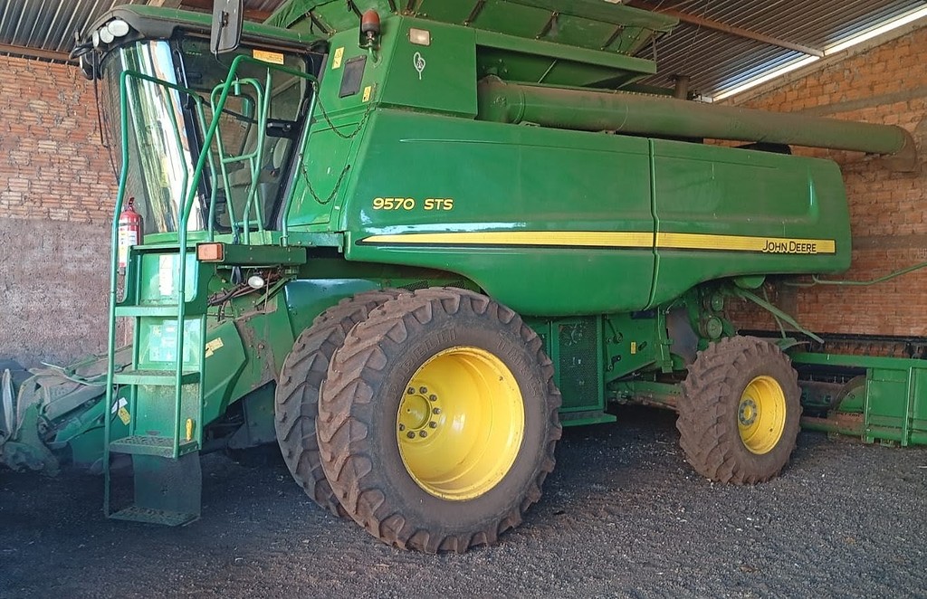 COLHEITADEIRA JONH DEERE JOHN DEERE 9570 STS ANO 2013 de Auto Máquinas Palotina no Paraná