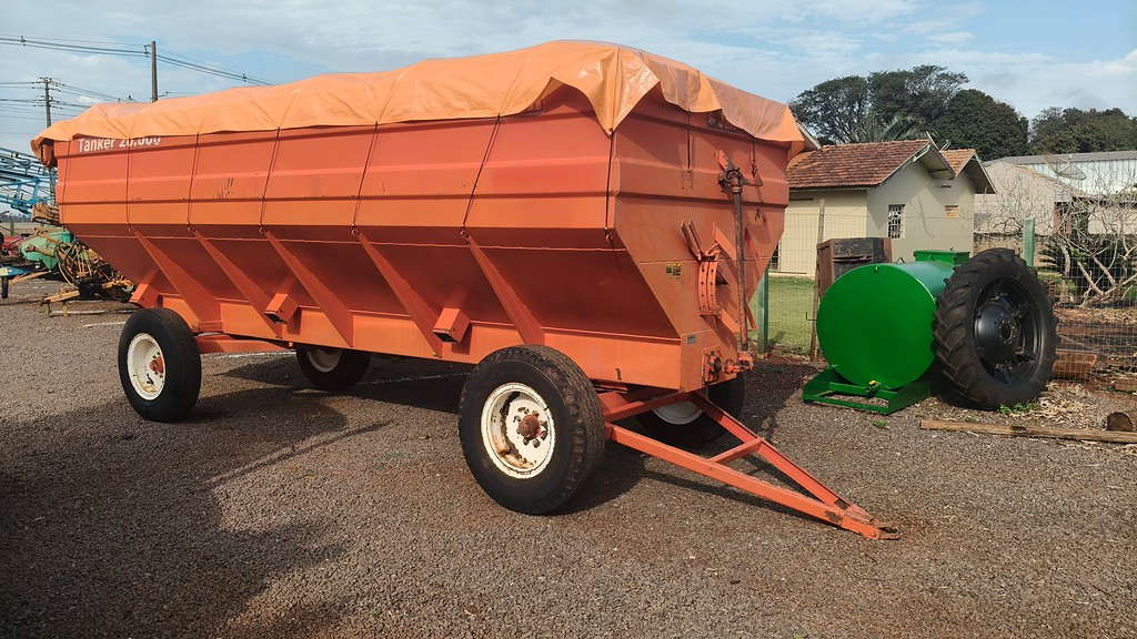 IMPLEMENTOS AGRICOLAS CARRETA BAZUKA GRANELEIRA 20000 ANO 2002 de Auto Máquinas Palotina no Paraná