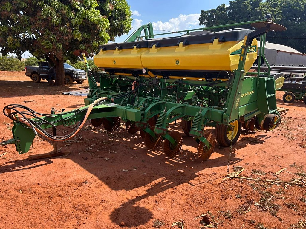 PLANTADEIRA JOHN DEERE PLANTADEIRAS 2109 ANO 2010 de Auto Máquinas Palotina no Paraná