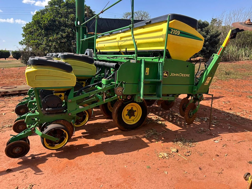 PLANTADEIRA JOHN DEERE PLANTADEIRAS 2109 ANO 2010 de Auto Máquinas Palotina no Paraná