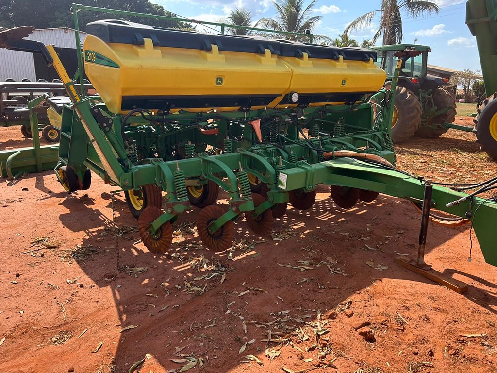 PLANTADEIRA JOHN DEERE PLANTADEIRAS 2109 ANO 2010 de Auto Máquinas Palotina no Paraná