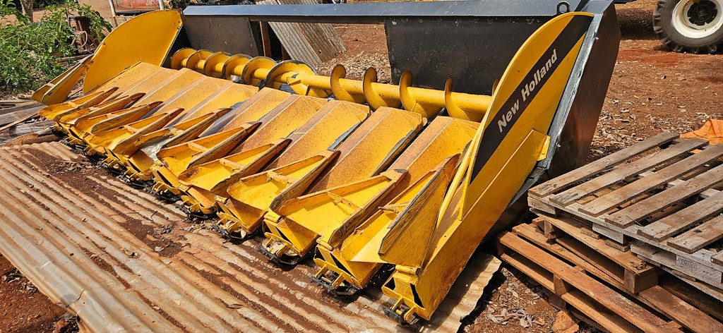 PLATAFORMA COLHEITADEIRA NEW HOLLAND MILHO ANO 2000 de Auto Máquinas Palotina no Paraná