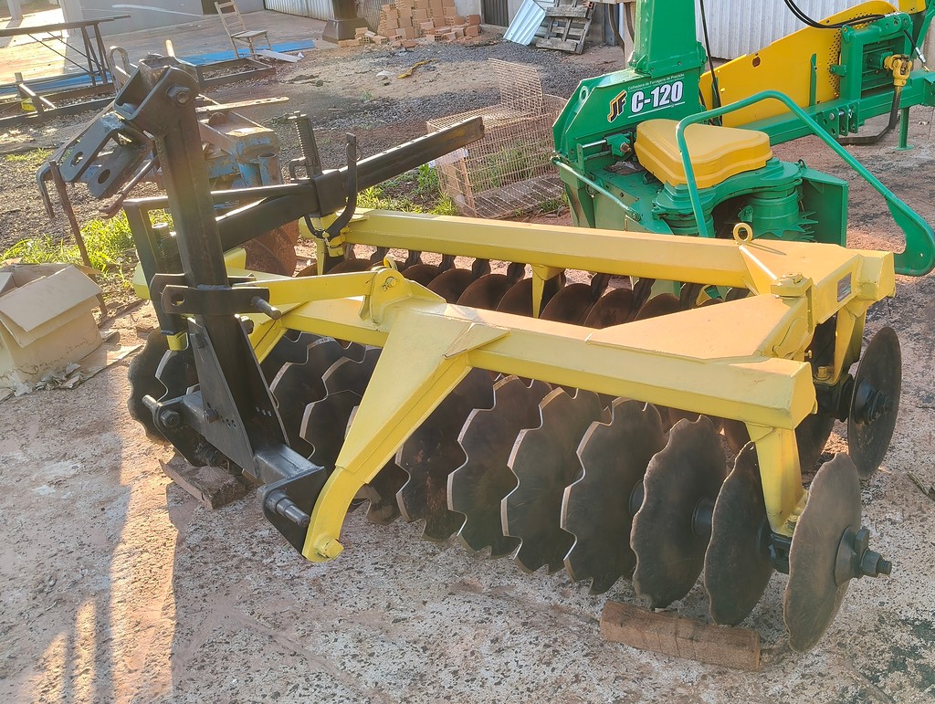 IMPLEMENTOS AGRICOLAS GRADE NIVELADORA NIVELADORA 28 DISCOS ANO 1994 de Auto Máquinas Palotina no Paraná