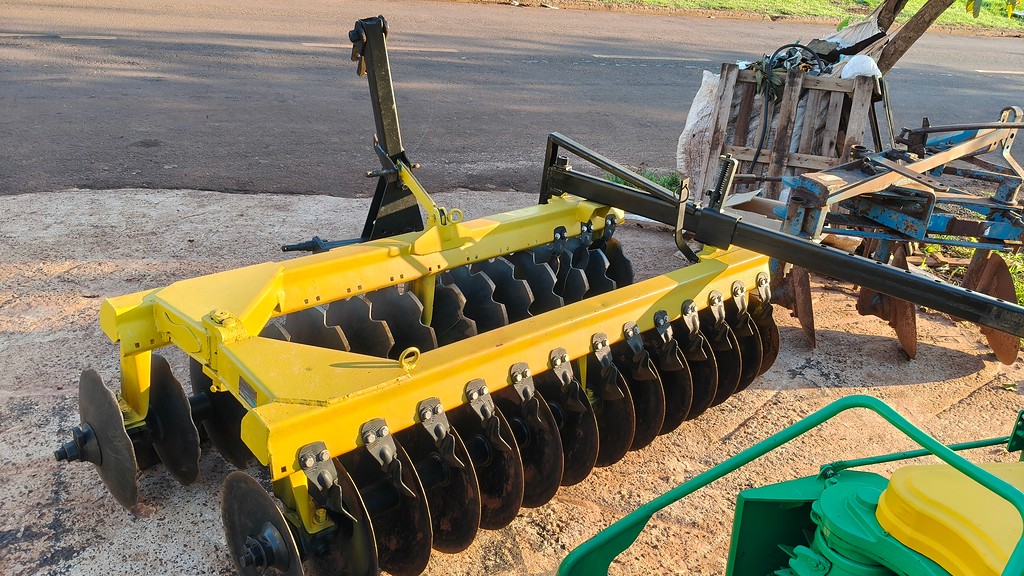 IMPLEMENTOS AGRICOLAS GRADE NIVELADORA NIVELADORA 28 DISCOS ANO 1994 de Auto Máquinas Palotina no Paraná