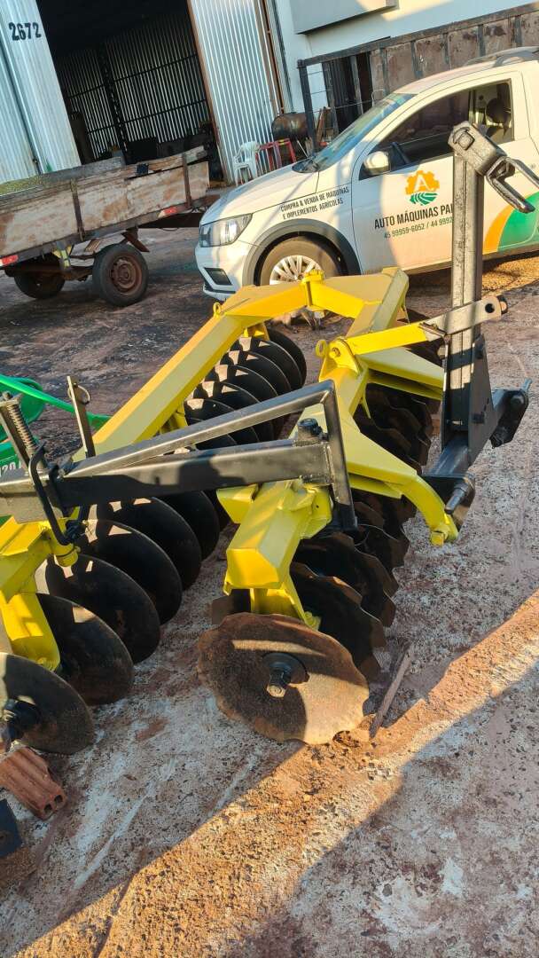 IMPLEMENTOS AGRICOLAS GRADE NIVELADORA NIVELADORA 28 DISCOS ANO 1994 de Auto Máquinas Palotina no Paraná
