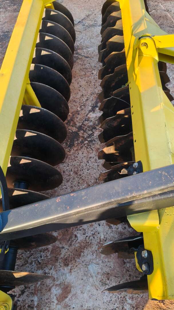 IMPLEMENTOS AGRICOLAS GRADE NIVELADORA NIVELADORA 28 DISCOS ANO 1994 de Auto Máquinas Palotina no Paraná