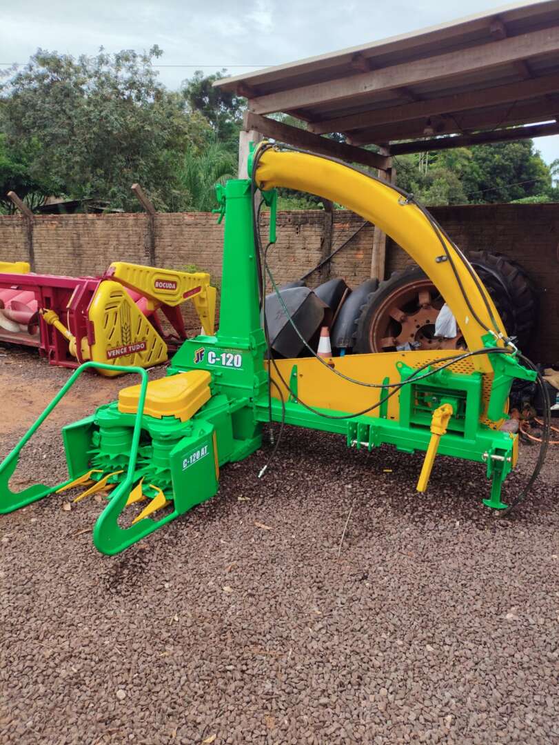 IMPLEMENTOS AGRICOLAS ENSILADEIRA ENSILADEIRA AREA TOTAL ANO 2013 de Auto Máquinas Palotina no Paraná