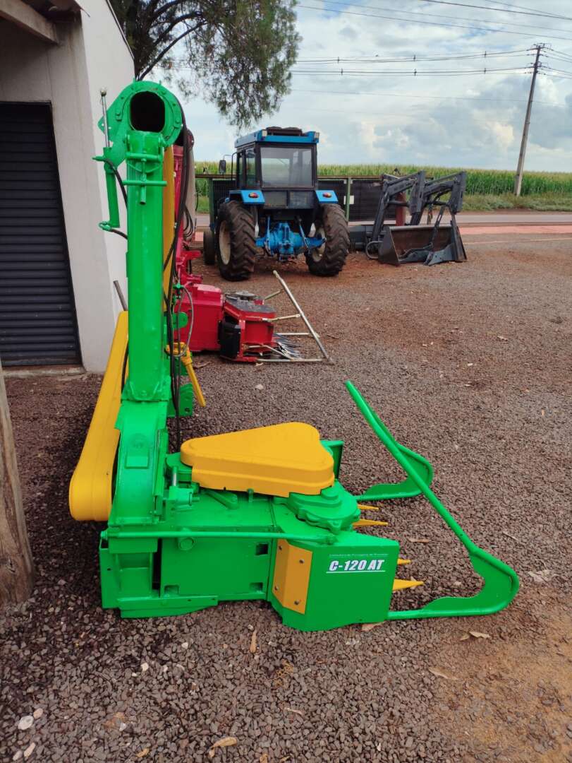 IMPLEMENTOS AGRICOLAS ENSILADEIRA ENSILADEIRA AREA TOTAL ANO 2013 de Auto Máquinas Palotina no Paraná