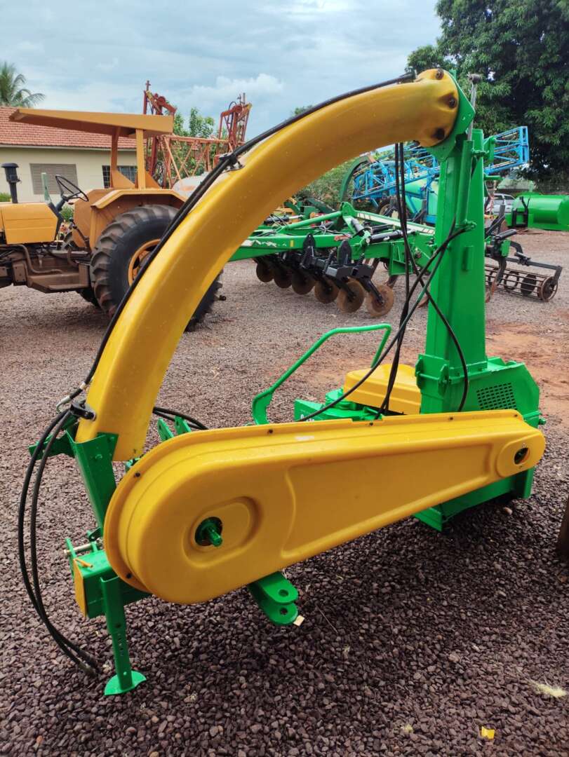 IMPLEMENTOS AGRICOLAS ENSILADEIRA ENSILADEIRA AREA TOTAL ANO 2013 de Auto Máquinas Palotina no Paraná