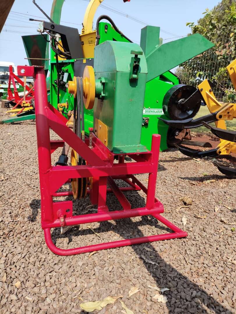 IMPLEMENTOS AGRICOLAS TRITURADOR FORRAGEIRO TRITURADOR PICADOR FORRAGEIRO ANO 1986 de Auto Máquinas Palotina no Paraná
