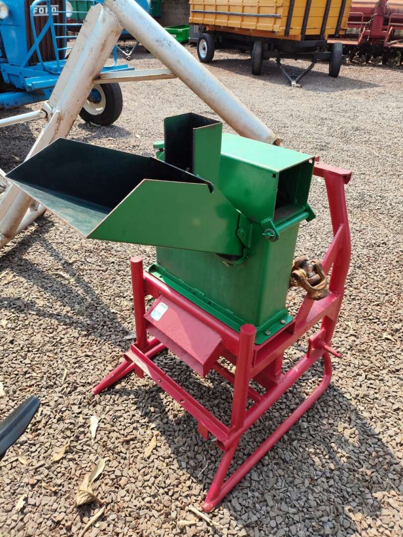IMPLEMENTOS AGRICOLAS TRITURADOR FORRAGEIRO TRITURADOR PICADOR FORRAGEIRO ANO 1986 de Auto Máquinas Palotina no Paraná