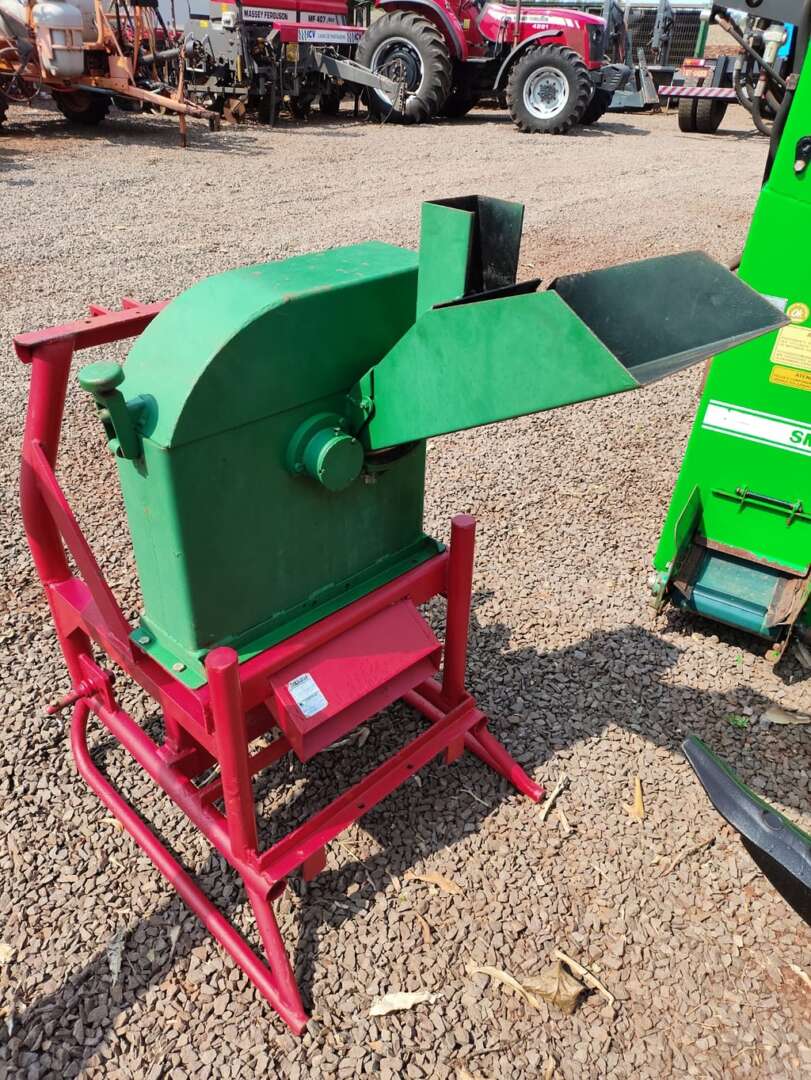 IMPLEMENTOS AGRICOLAS TRITURADOR FORRAGEIRO TRITURADOR PICADOR FORRAGEIRO ANO 1986 de Auto Máquinas Palotina no Paraná