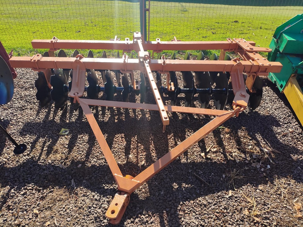 IMPLEMENTOS AGRICOLAS GRADE NIVELADORA NIVELADORA 28 DISCOS ANO 1994 de Auto Máquinas Palotina no Paraná