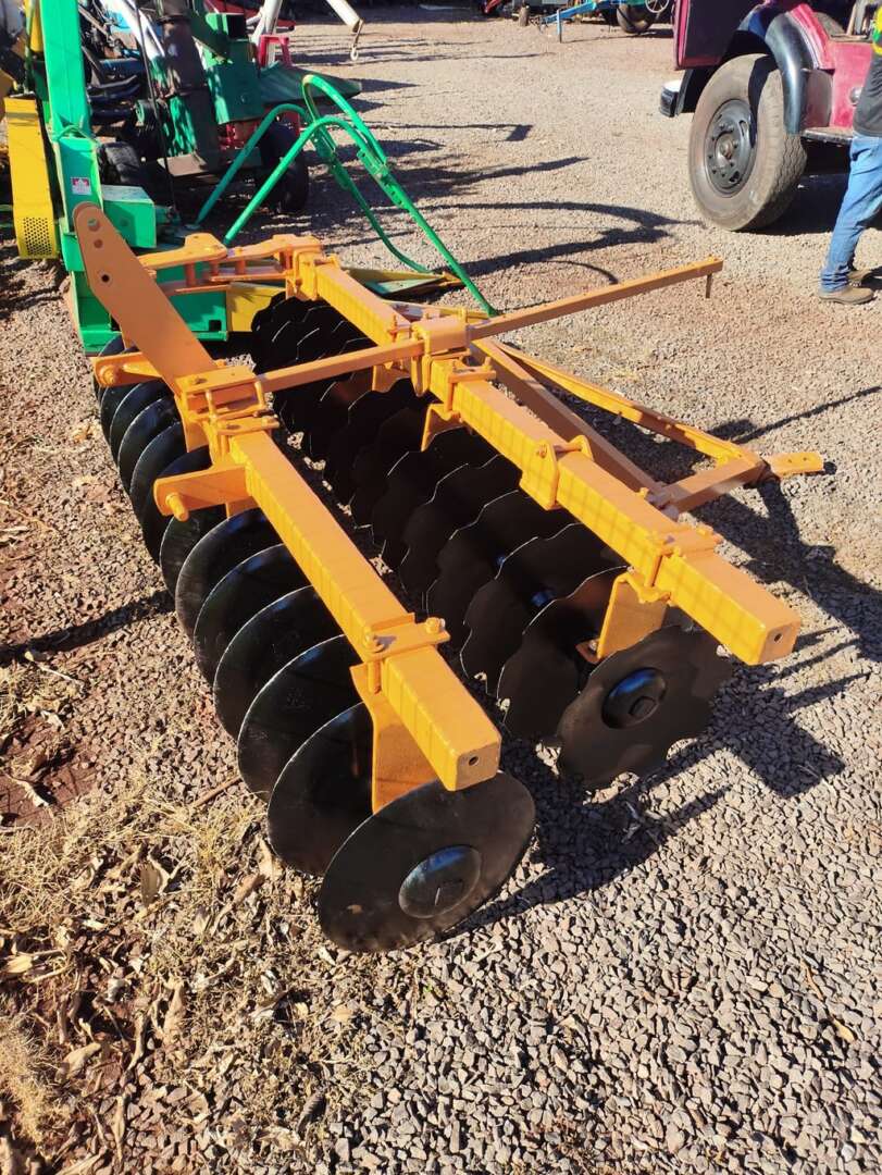 IMPLEMENTOS AGRICOLAS GRADE NIVELADORA NIVELADORA 28 DISCOS ANO 1994 de Auto Máquinas Palotina no Paraná