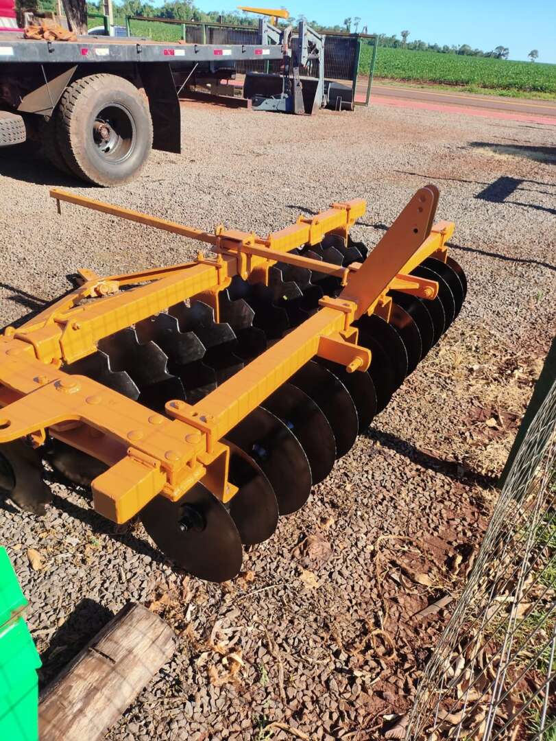IMPLEMENTOS AGRICOLAS GRADE NIVELADORA NIVELADORA 28 DISCOS ANO 1994 de Auto Máquinas Palotina no Paraná