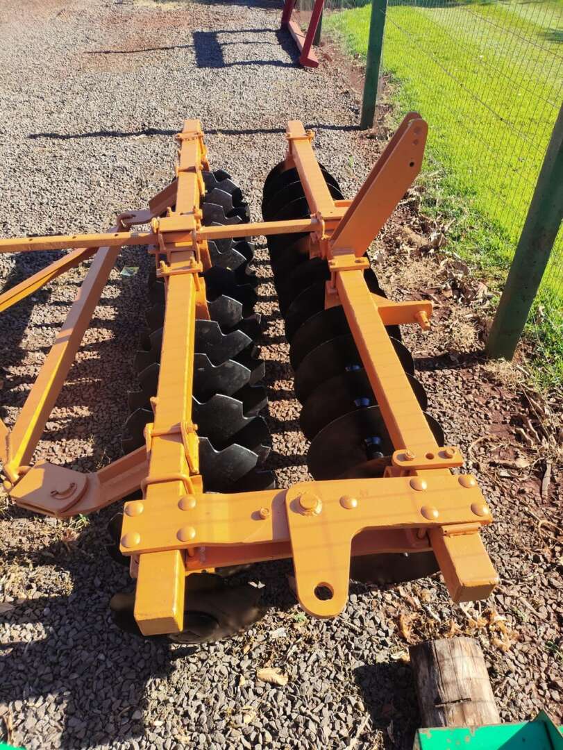 IMPLEMENTOS AGRICOLAS GRADE NIVELADORA NIVELADORA 28 DISCOS ANO 1994 de Auto Máquinas Palotina no Paraná