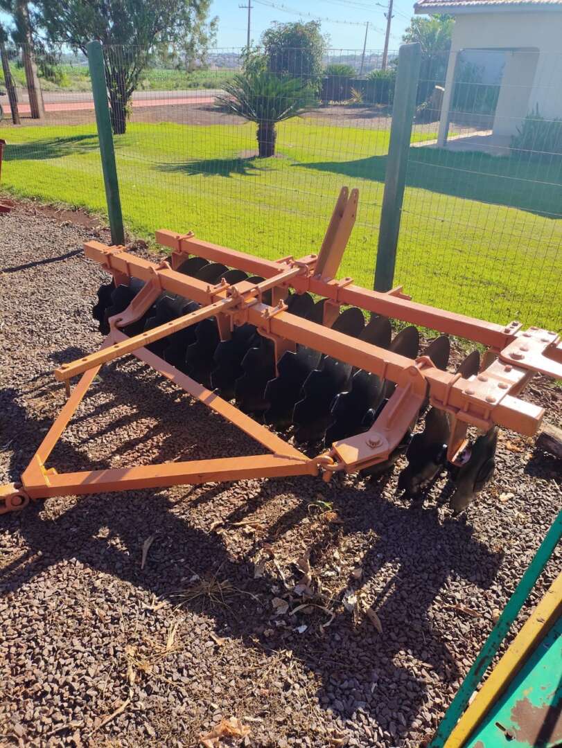 IMPLEMENTOS AGRICOLAS GRADE NIVELADORA NIVELADORA 28 DISCOS ANO 1994 de Auto Máquinas Palotina no Paraná