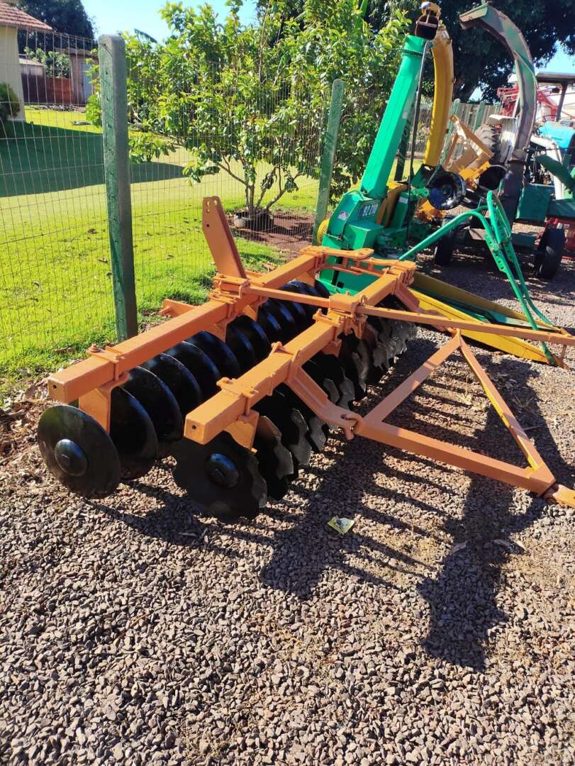 IMPLEMENTOS AGRICOLAS GRADE NIVELADORA NIVELADORA 28 DISCOS ANO 1994 de Auto Máquinas Palotina no Paraná