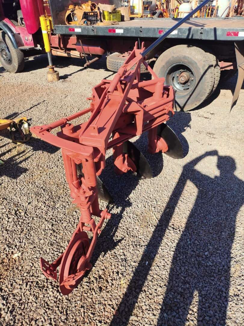 IMPLEMENTOS AGRICOLAS ARADO 3 DISCOS REVERSÍVEL ANO 1984 de Auto Máquinas Palotina no Paraná