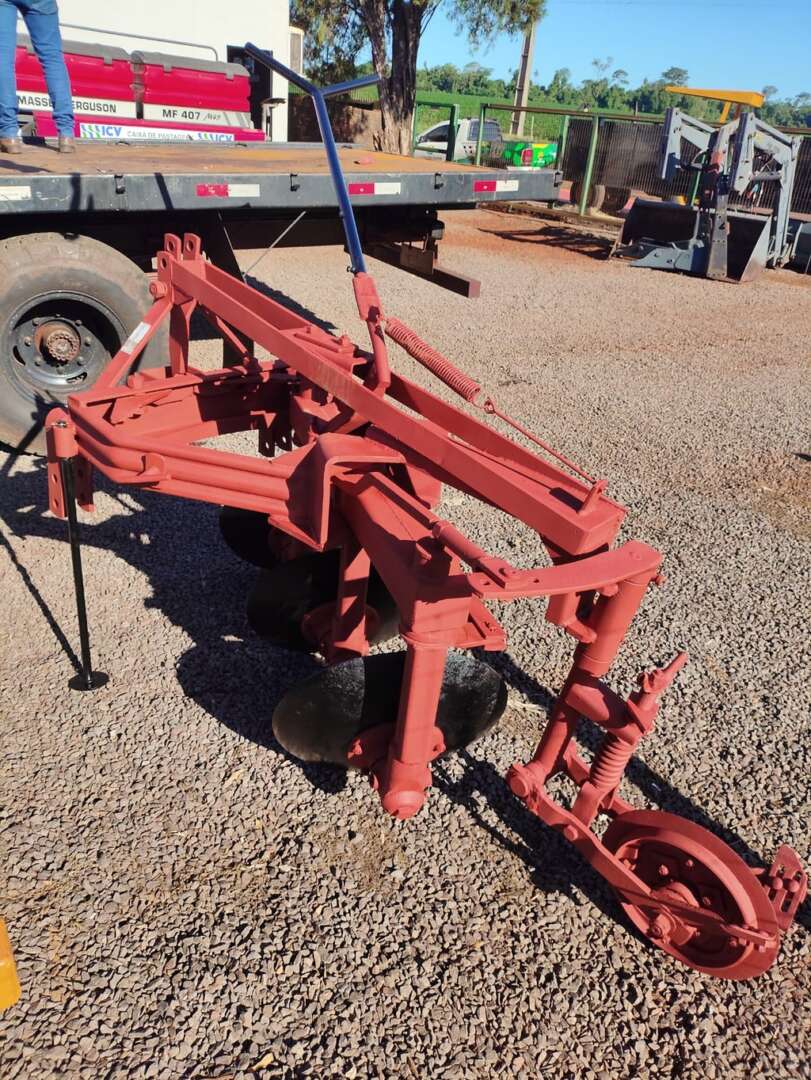 IMPLEMENTOS AGRICOLAS ARADO 3 DISCOS REVERSÍVEL ANO 1984 de Auto Máquinas Palotina no Paraná