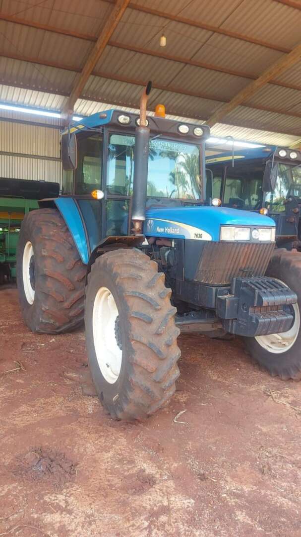 TRATOR NEW HOLLAND NEW 7630 ANO 2012 de Auto Máquinas Palotina no Paraná