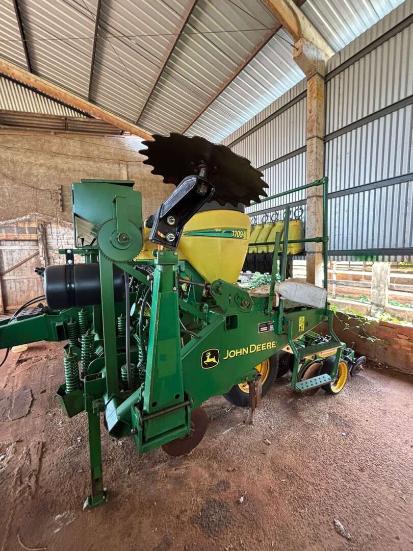 PLANTADEIRA JOHN DEERE PLANTADEIRAS 1109 ANO 2009 de Auto Máquinas Palotina no Paraná