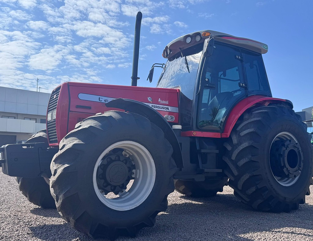 TRATOR MASSEY FERGUSON MF 680 ANO 2003 de Auto Máquinas Palotina no Paraná