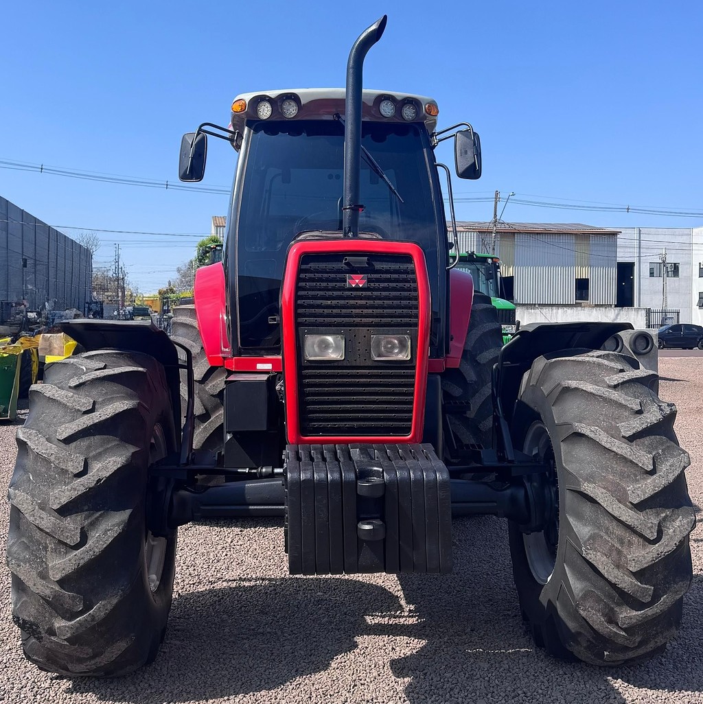 TRATOR MASSEY FERGUSON MF 680 ANO 2003 de Auto Máquinas Palotina no Paraná