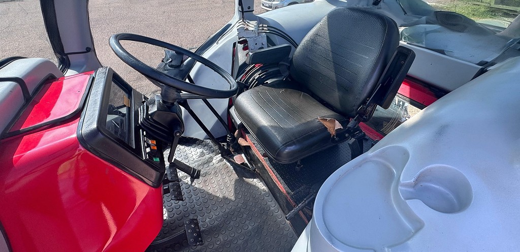 TRATOR MASSEY FERGUSON MF 680 ANO 2003 de Auto Máquinas Palotina no Paraná