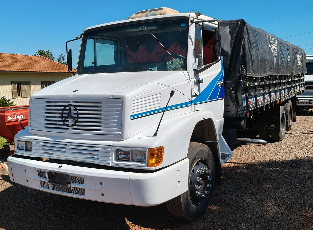 Caminhão MERCEDES BENZ MB 1618 Carroceria ANO 1994 de Auto Máquinas Palotina no Paraná