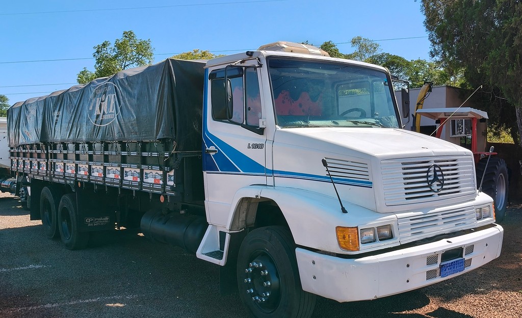 Caminhão MERCEDES BENZ MB 1618 Carroceria ANO 1994 de Auto Máquinas Palotina no Paraná