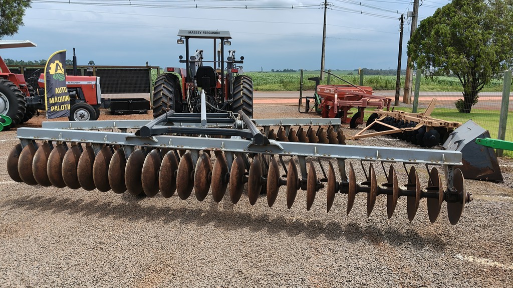 IMPLEMENTOS AGRICOLAS GRADE NIVELADORA NIVELADORA 52 DISCOS ANO 2019 de Auto Máquinas Palotina no Paraná