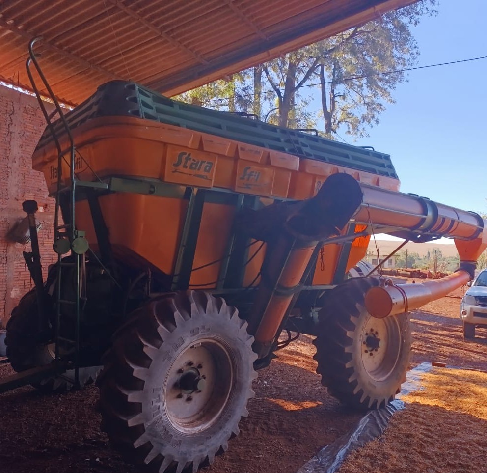 IMPLEMENTOS AGRICOLAS CARRETA BAZUKA GRANELEIRA 16000 ANO 2010 de Auto Máquinas Palotina no Paraná