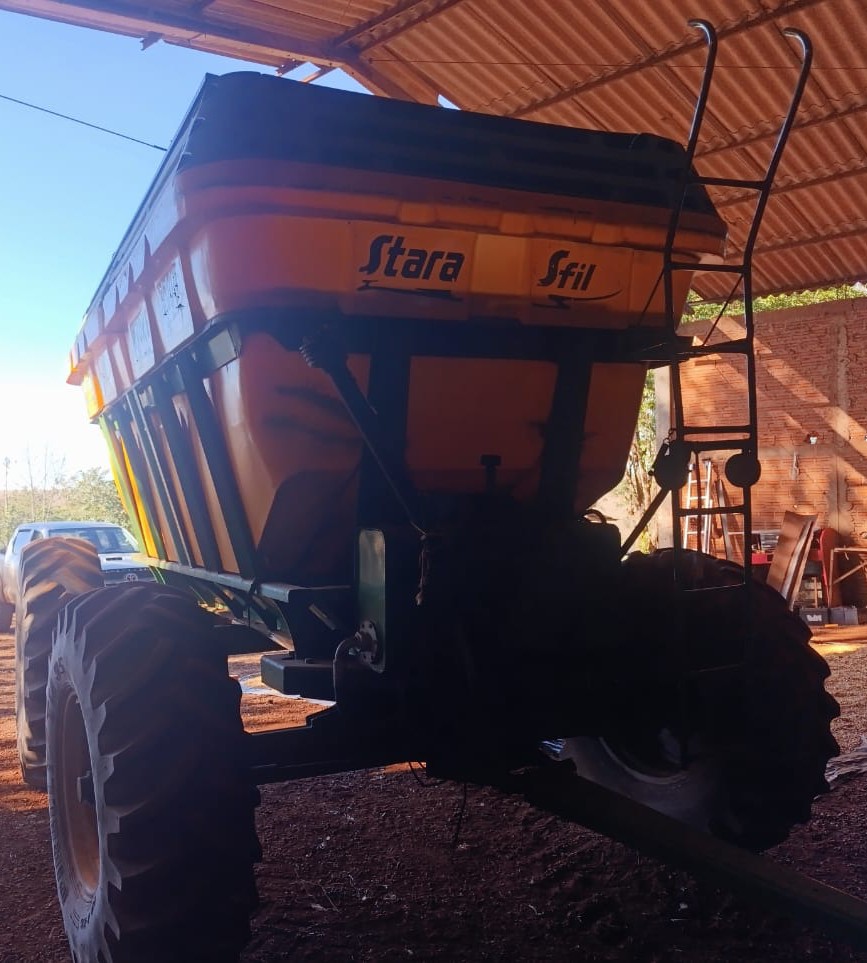 IMPLEMENTOS AGRICOLAS CARRETA BAZUKA GRANELEIRA 16000 ANO 2010 de Auto Máquinas Palotina no Paraná