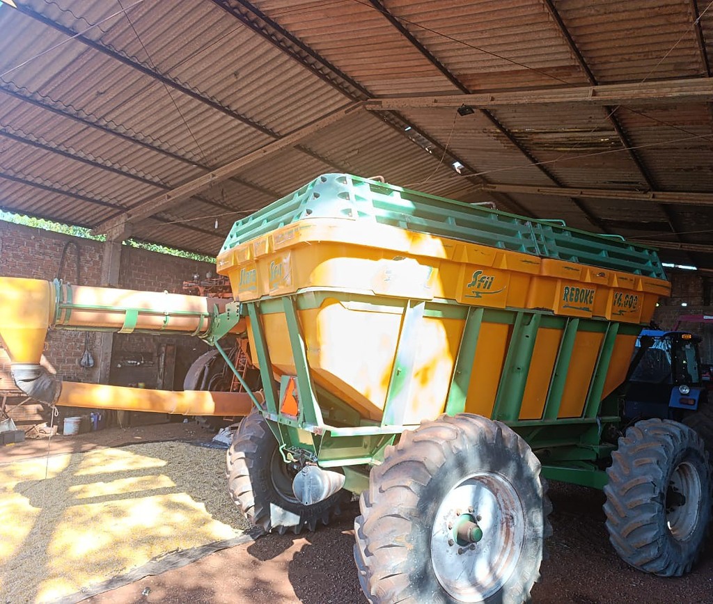 IMPLEMENTOS AGRICOLAS CARRETA BAZUKA GRANELEIRA 16000 ANO 2010 de Auto Máquinas Palotina no Paraná